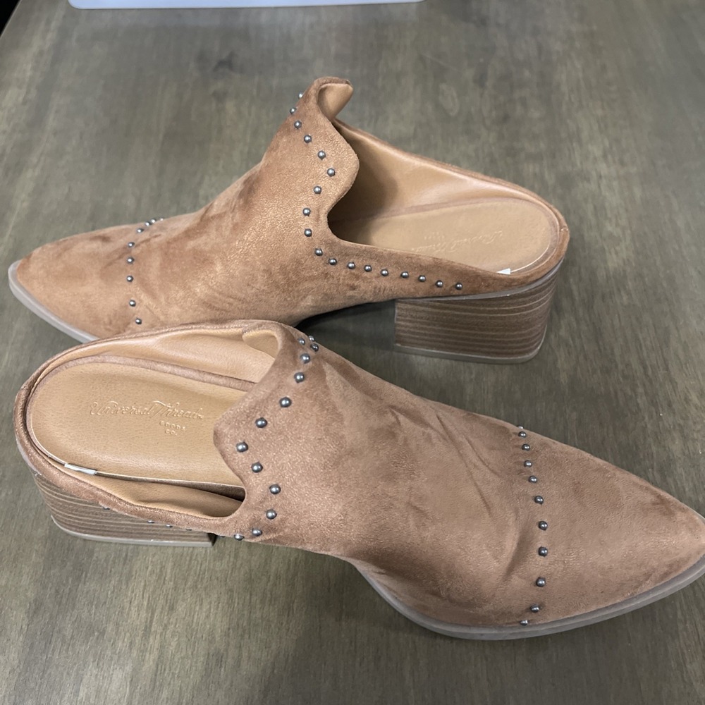 Universal Thread Casual Shoe Boot  Tan Ladies Studded. Slip On. Sz 7.5. Chic - Picture 2 of 5